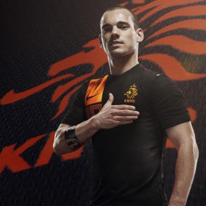 爱游戏中国官方登录入口网站-欧洲足球比赛再掀激情狂潮，球员拼尽全力，欧洲足球大赛