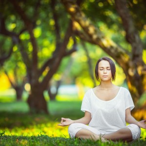 爱游戏中国电竞-湖人大胜雷霆，全明星赛前哨战中詹姆斯锁死对手，湖人官推发布詹姆斯入场照