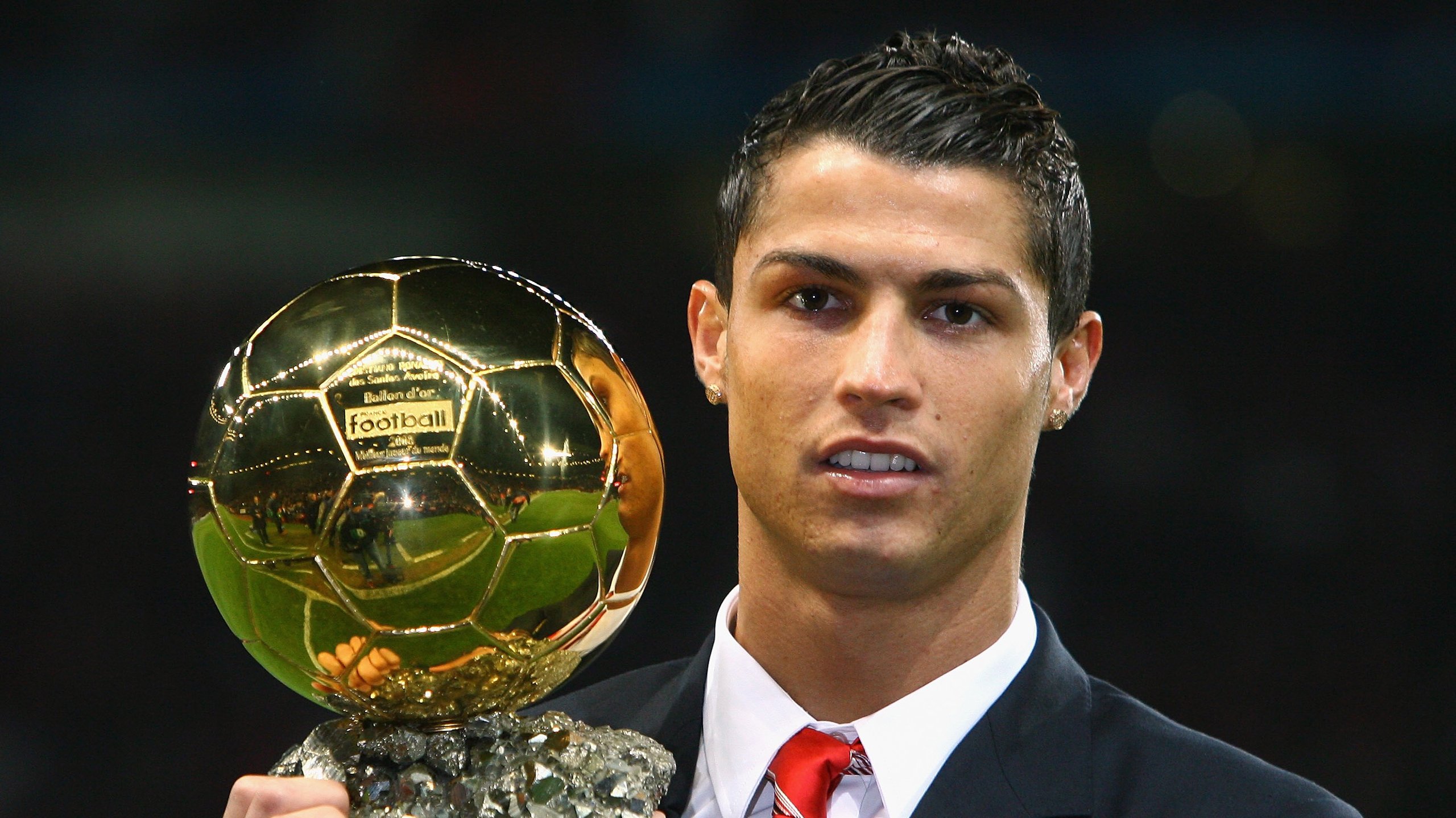 利物浦在2024年加冕卡拉宝杯冠军，创纪录第十次捧杯，利物浦奖杯