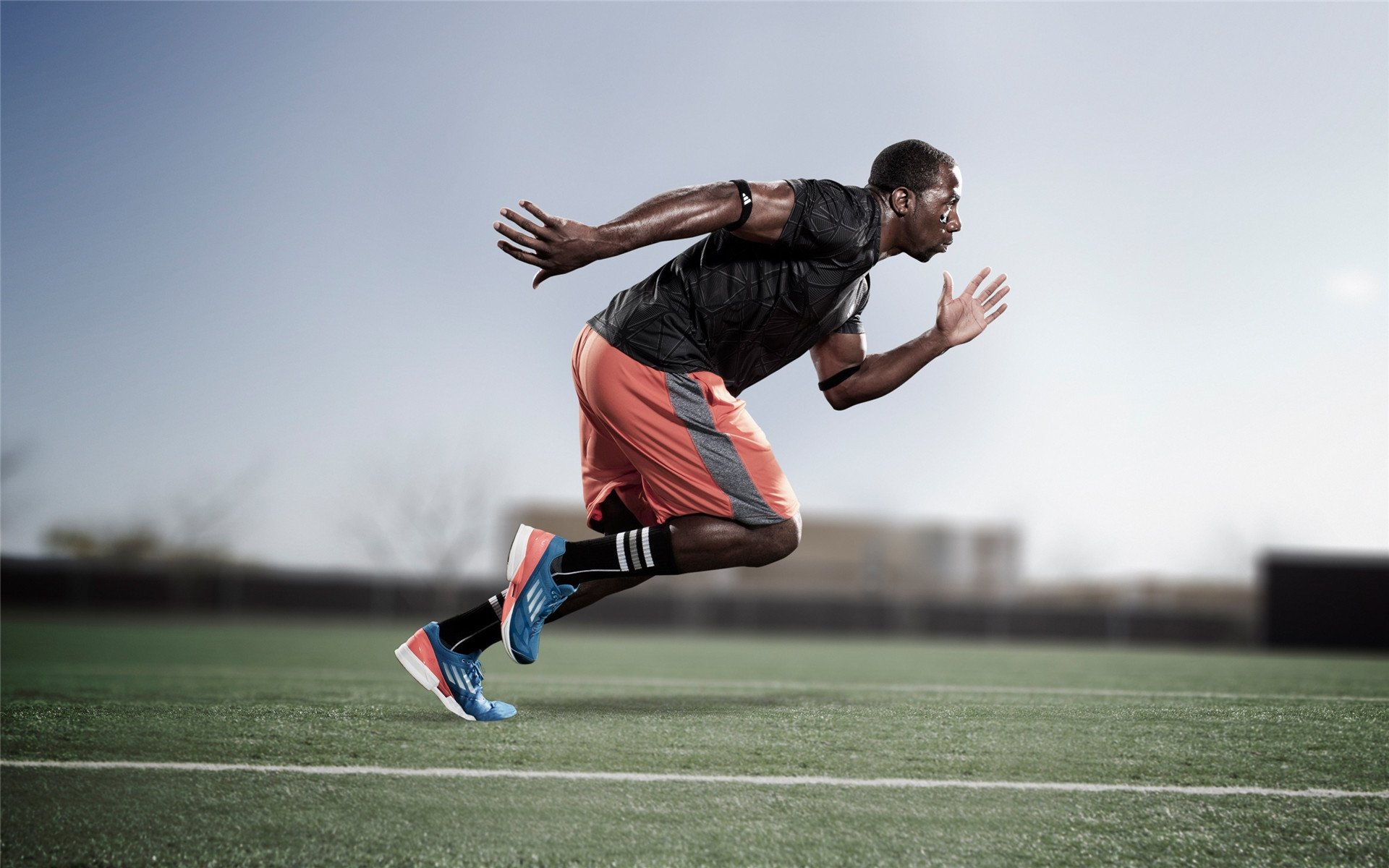 国足选手比赛路上逐梦逆袭，奋勇前行，队员国足