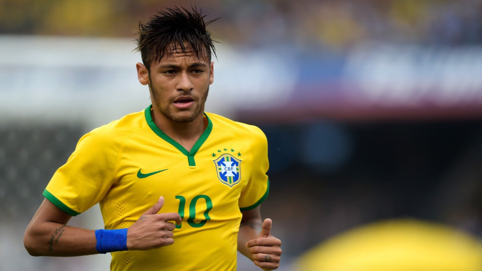 欧洲足球比赛再掀激情狂潮，球员拼尽全力，欧洲足球大赛